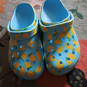 CROCS Blue Lemon Pattern Clogs
